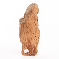 Przedstawienie Chrystusa Frasobliwego rzeźbione w drewnie.